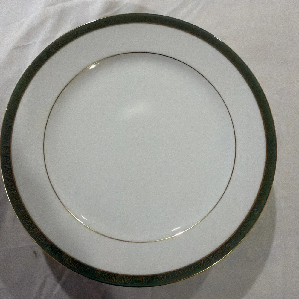 Tradition Fine China By Apollo. 4 Dinner‎ Plates set . Never Used. Display Only.